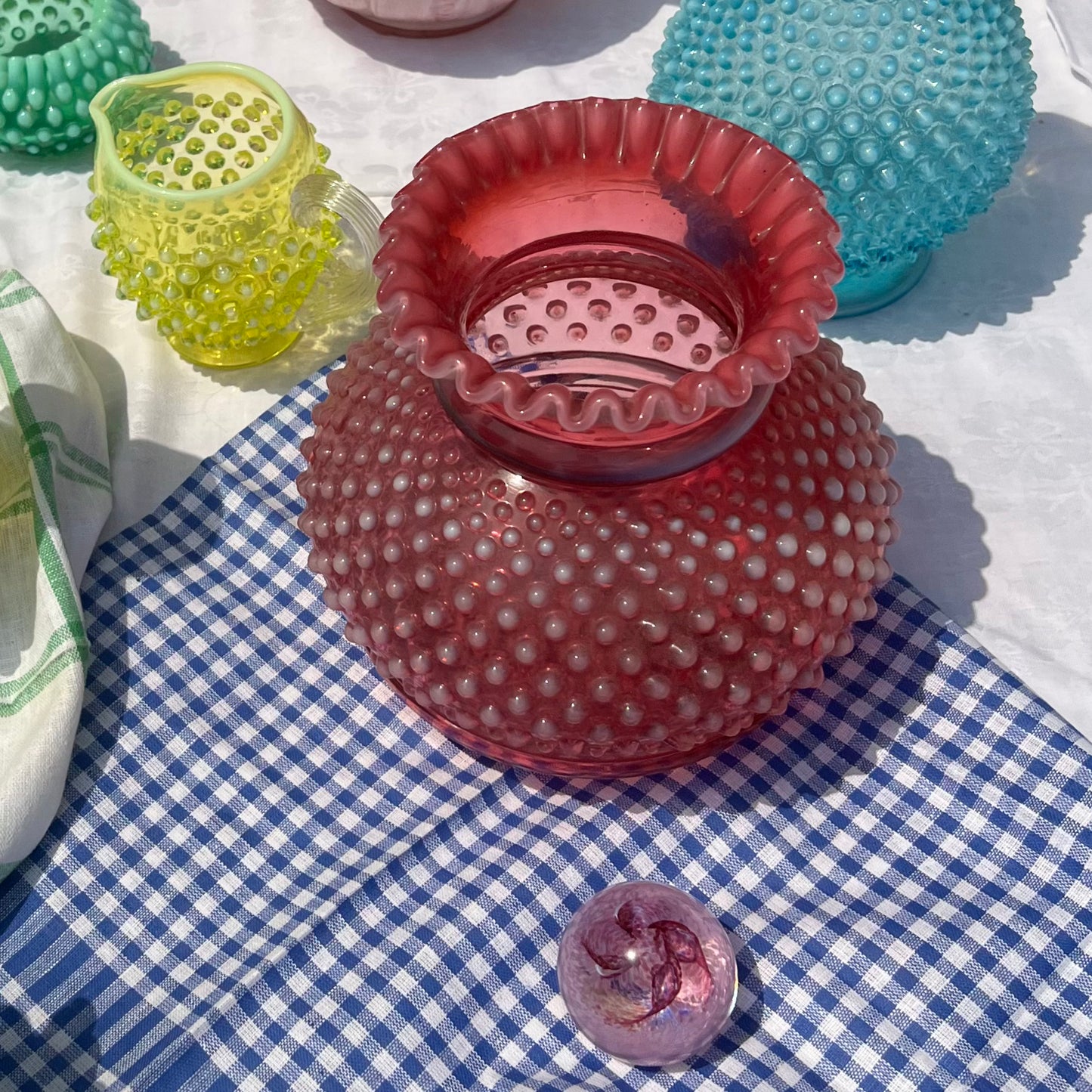 Bonbon raspberry glass vase